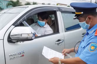 Lực lượng chức năng kiểm tra phương tiện tại Quốc lộ 1K, đoạn qua địa bàn tỉnh Đồng Nai trong đợt dịch Covid-19.