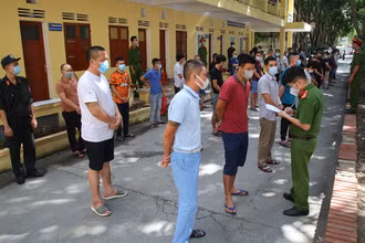 Các đối tượng tại cơ quan công an.
