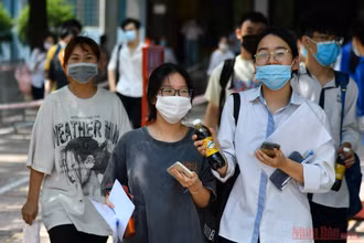 Thí sinh tại Kỳ thi tốt nghiệp trung học phổ thông 2021 tại Hà Nội. ẢNh: THUỶ NGUYÊN
