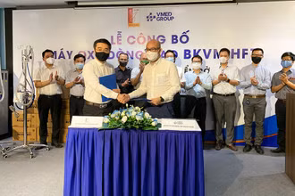 Đại diện VMED & Đại học Bách khoa ký kết hợp tác.