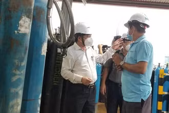 Bộ Y tế rà soát năng lực cung ứng ô-xy y tế, bảo đảm không để thiếu ô-xy y tế phục vụ điều trị. 