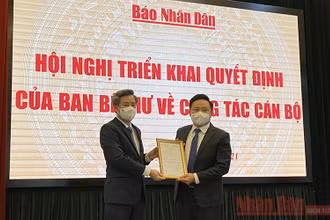 Phó Trưởng Ban Tổ chức Trung ương Nguyễn Quang Dương trao Quyết định của Ban Bí thư cho đồng chí Phan Văn Hùng.