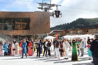 Lễ hội Việt Nam tại thị trấn La Plagne thu hút sự quan tâm của người dân địa phương (Ảnh: NDĐT)  