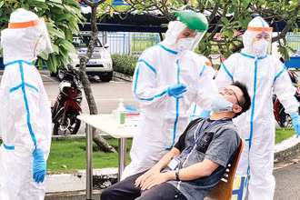 Xét nghiệm sàng lọc Covid-19 ngẫu nhiên cho lao động ở khu chế xuất Tân Thuận, Thành phố Hồ Chí Minh (Ảnh: THANH VŨ).