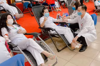 Nhân viên y tế hiến máu tình nguyện hồi đầu năm nay.