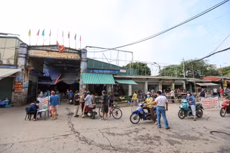 Ủy ban Nhân dân quận Tây Hồ đã ban hành văn bản chỉ đạo các phường về việc triển khai làm “Thẻ đi chợ” cho các hộ gia đình, học sinh, sinh viên, người lao động trên địa bàn quận.
