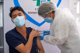 Tiêm vaccine ngừa Covid-19 của Pfizer ở Colombia.