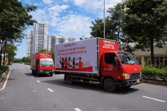 Xe tải vận chuyển giường đến các bệnh viện dã chiến điều trị bệnh nhân Covid-19.