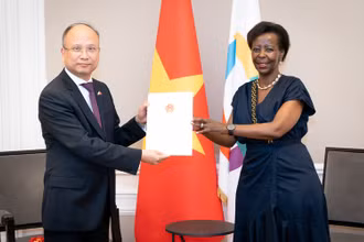 Đại sứ Đinh Toàn Thắng trình Thư Ủy nhiệm lên bà Louise Mushikiwabo, Tổng Thư ký OIF. 