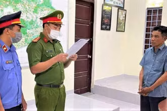 Cơ quan Cảnh sát điều tra Công an huyện Ea Kar công bố quyết định khởi tố bị can và lệnh bắt tạm giam đối với Hoàng Công Ý.