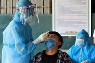 Thí sinh dự thi tốt nghiệp THPT được xét nghiệm Covid-19.