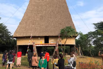 Du khách tham quan tại Làng Văn hóa - Du lịch các dân tộc Việt Nam năm 2019.