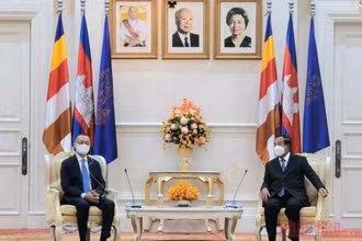Đại sứ Vũ Quang Minh đến chào từ biệt Thủ tướng Campuchia Samdech Techo Hun Sen nhân dịp kết thúc nhiệm kỳ.