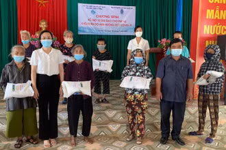 10 tấn gạo sạch tặng lao động nữ bị ảnh hưởng bởi Covid-19 ở Hà Tĩnh
