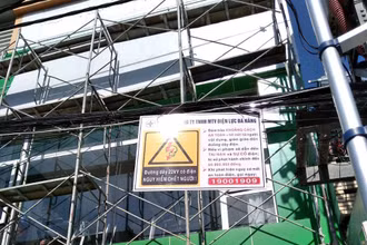 Công ty Điện lực Đà Nẵng tháo dỡ giàn giáo vi phạm trên đường Đặng Đình Vân, quận Thanh Khê.