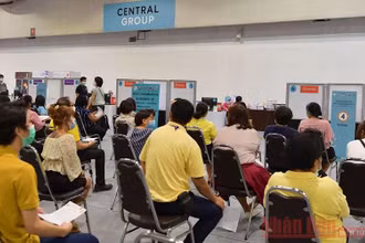 Người dân ngồi chờ tiêm vaccine tại Trung tâm thương mại Ladprao ở thủ đô Bangkok. (Ảnh: NAM ĐÔNG)