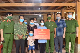 Trao tặng học bổng Thắp sáng ước mơ cho hai con của liệt sĩ Vi Văn Luân.