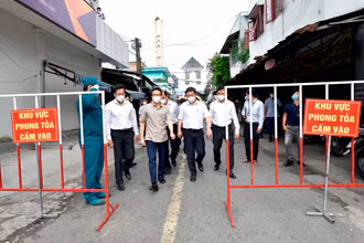Phó Thủ tướng Vũ Đức Đam kiểm tra bệnh viện dã chiến, khu phong tỏa, siêu thị tại TP Hồ Chí Minh