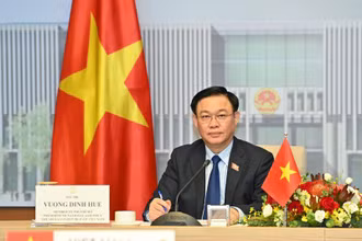 Chủ tịch Quốc hội Vương Đình Huệ phát biểu tại buổi hội đàm trực tuyến. Ảnh: Duy Linh