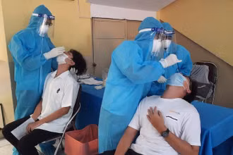 Học sinh TP Hồ Chí Minh lấy mẫu xét nghiệm SARS-CoV-2
