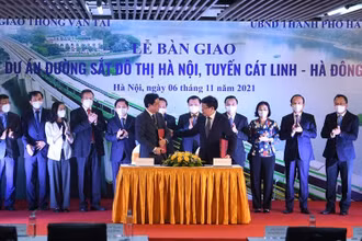 Lãnh đạo Bộ Giao thông vận tải và TP Hà Nội ký bàn giao dự án Cát Linh - Hà Đông.