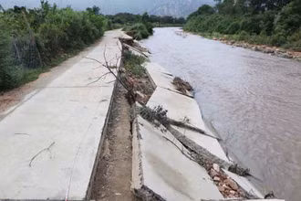 Đường bê-tông tuyến đường từ bờ tràn Cây Sung đi Tà Lót, xã Bắc Sơn, huyện Thuận Bắc (Ninh Thuận) bị nước lũ làm xói lở và hư hỏng nặng hơn 60m.