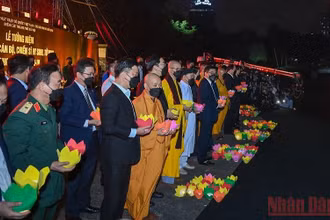 Thả hoa đăng tưởng niệm đồng bào và cán bộ, chiến sĩ hy sinh, tử vong trong đại dịch Covid-19. (Ảnh: DUY LINH)