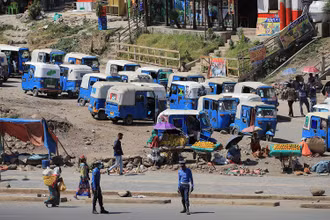 Cảnh sát giao thông làm nhiệm vụ tại khu phố Lafto ở Addis Ababa, Ethiopia, ngày 5/11/2021. (Ảnh: Reuters)