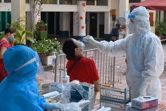 Lấy mẫu xét nghiệm cho người dân ở Hà Nội. (Ảnh: DUY LINH)