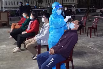 Lấy mẫu xét nghiệm cho người dân thị trấn Đồng Lê, huyện Tuyên Hóa.