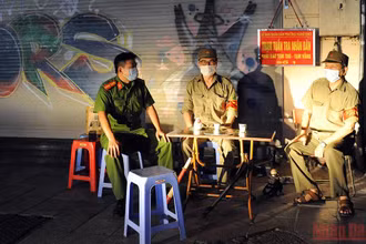 Tổ Covid-19 cộng đồng phường Hàng Đào, Hoàn Kiếm, Hà Nội. (Ảnh: DUY LINH)