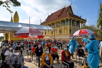 Người dân chờ tiêm vaccine ngừa Covid-19 tại Phnom Penh, Campuchia. (Ảnh: AFP/TTXVN)