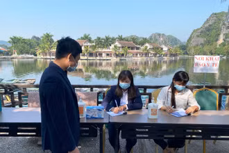 Khu du lịch Tam Cốc- Bích Động bố trí đủ nhân lực hướng dẫn khai báo y tế trước khi khách du lịch xuống đò thăm quan.