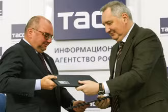 Đại diện TASS và Roscosmos ký bản ghi nhớ hợp tác. (Ảnh: TASS)