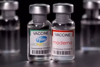 Vaccine ngừa Covid-19 của Pfizer và Moderna. (Ảnh: Reuters)