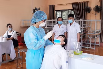Cán bộ y tế đang khẩn trương lấy mẫu xét nghiệm đối với 100% dân số đối với 8 phường ở TP Thái Nguyên.