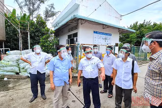Lãnh đạo tỉnh Cà Mau kiểm tra hình hình ùn ứ rác y tế tại khu tập kết rác của Bệnh viện đa khoa Cà Mau.