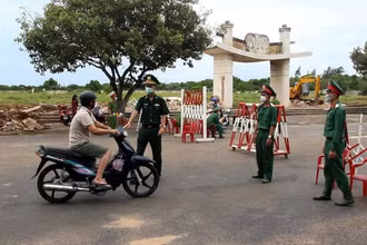 Chốt kiểm soát người và phương tiện ra vào “vùng đỏ” thuộc xã Tam Thanh, huyện đảo Phú Quý (Bình Thuận).