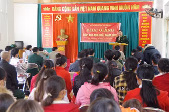 Lớp xóa mù chữ tại bản Cột Mốc cho 47 đồng bào dân tộc H’Mông.