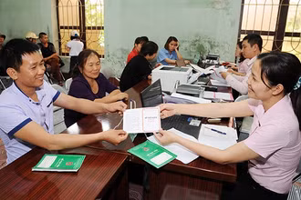 Người dân làm thủ tục vay vốn tại một điểm giao dịch của Ngân hàng Chính sách xã hội.