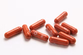 Viên thuốc điều trị Covid-19 thử nghiệm molnupiravir do Merck sản xuất. Ảnh: Reuters.