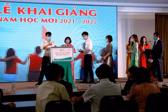 Thầy cô giáo nhà trường tiếp tục ủng hộ Quỹ vì cộng đồng.