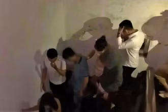 Trong tháng 11, cơ quan chức năng của thành phố Buôn Ma Thuột phát hiện 1 quán karaoke trên địa bàn phường Tân Lợi vẫn đón khách bất chấp quy định tạm dừng hoạt động.