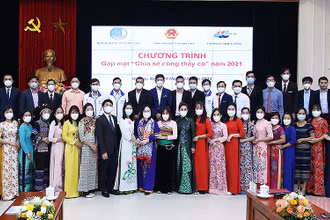 Thứ trưởng Giáo dục và Đào tạo Ngô Thị Minh và các đại biểu chương trình "Chia sẻ cùng thầy cô" năm 2021.