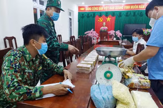 Lực lượng chức năng kiểm đếm tang vật nghi ma túy do 2 đối tượng Sok Na Thy Ta và Cháp Đa Nê vận chuyển vào Việt Nam. 