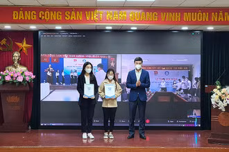 Đồng chí Bùi Quang Huy và đại diện các tỉnh, thành đoàn trao tượng trưng học bổng tặng sinh viên có hoàn cảnh khó khăn trên cả nước. 