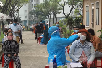 Xét nghiệm tầm soát dịch Covid-19 tại phường Nại Hiên Đông, quận Sơn Trà. (Ảnh: ANH ĐÀO)