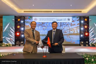 Ông Lê Viết Tám, WWF-Việt Nam và ông Nguyễn Song, Phó Chủ tịch UBND TP Huế bắt tay cam kết đưa TP Huế trở thành đô thị giảm nhựa. 