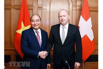 Tiếp tục thăm chính thức Liên bang Thụy Sĩ, chiều 26/11/2021(theo giờ địa phương), Chủ tịch nước Nguyễn Xuân Phúc gặp Chủ tịch Hội đồng Quốc gia Liên bang Thụy Sĩ Andreas AEBI. (Ảnh: Thống Nhất/TTXVN)