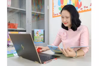 Giờ dạy học trực tuyến của giáo viên Trường tiểu học Thăng Long (quận Hoàn Kiếm, Hà Nội). Ảnh: THANH TÙNG